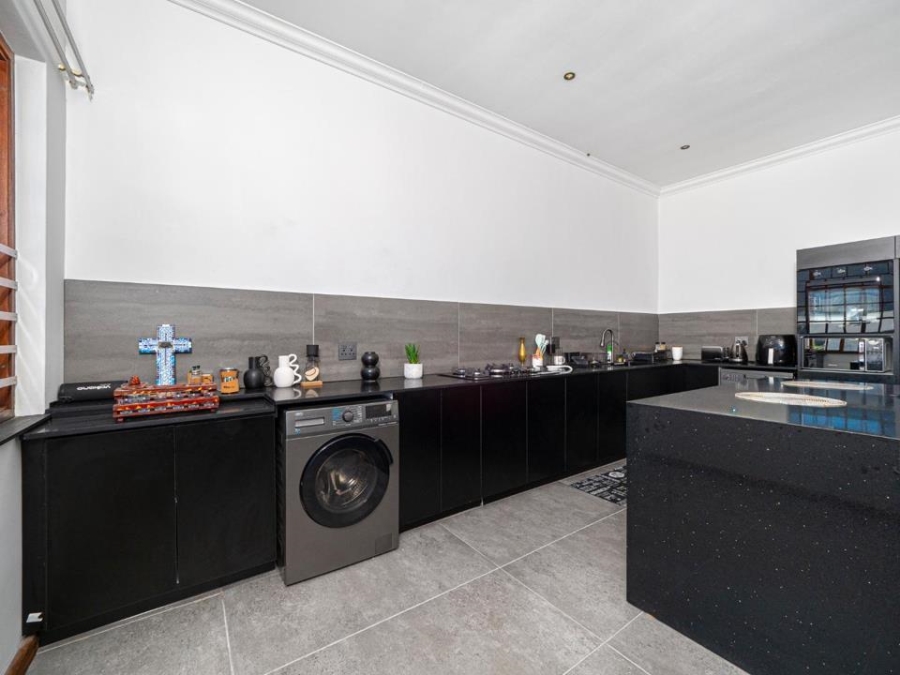 To Let 2 Bedroom Property for Rent in Wynberg Upper Western Cape